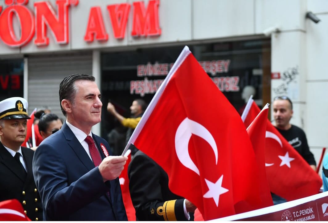 Cumhuriyetimizin 100. Yıl Dönümünde Kaymakamımız Mehmet Yıldız'ın da Katılımıyla Kortej Yürüyüşü Gerçekleştirildi.